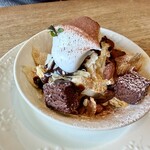 シェ クープル - ザクザクナッツとガトーショコラのミルフィーユパフェ（1100円）