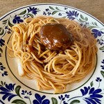 シェ クープル - 自家製煮込みハンバーグ添えナポリタンスパゲッティ（1130円）