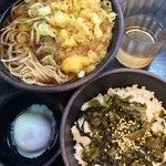 ゆで太郎 - 朝定食B 360円　高菜御飯と温玉 揚げ玉入れ放