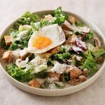 フライドエッグをのせたリヨネーズサラダ