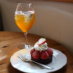 SOMETHING'S COFFEEHOUSE - Strawberry Tart（800円） Kombucha（700円）