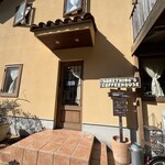 SOMETHING'S COFFEEHOUSE - お店の入り口