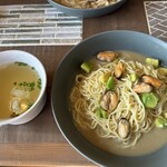 MORIzza珈琲 - ムール貝とアボカドのなんたら