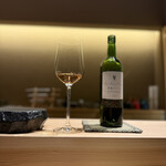 京橋 鮨 好日 - 白だけど樽の色で薄オレンジ色