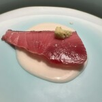 蒼 - 佐渡より神経〆目近鮪の藁焼き
      お米と中国甘酒のヴィネグレットソース