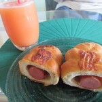 壱弐参 CAFE - パンと一緒750円。あらびきソーセージロールとピンクグレープフルーツジュース。
