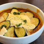 五○堂 - なすチーズチキン 底に旨みとスパイスが溜まっている