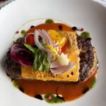 赤城亭 - 色々な野菜も乗り、トマトソース、チーズ、バジルソースと様々なバリエーションで味わえました。結構な大きさですよ。