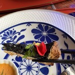 赤城亭 - 竹炭が練り込まれた玉葱のタルト。竹炭はミネラル豊富でデトックス効果があるようです。食用の花も添えられていて彩りも◯です。