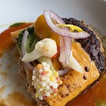 赤城亭 - 数々の野菜だけでなく、あられ煎餅みたいなのも乗っていて面白い食感のハンバーグになりました。手が込んでます。