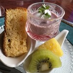 赤城亭 - 追加のデザートは、栃木の郷土料理しもつかれを使ったシフォンケーキと葡萄のムースゼリーだったかな。シフォンケーキは初めて感じる独特の風味でした