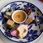 赤城亭 - 小江戸オードブル。一つ一つ説明してくれましたが、すみません、覚えられません。どれもここでしか味わえないこと間違いなしです。真ん中は人参の洋風茶碗蒸し。