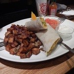 デビルクラフト 浜松町店 - ブレックファーストブリートス//左:フライドポテト、中:ブリートス、右:サルサとクリチ