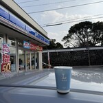 LAWSON - ドリンク写真:MACHI cafeの『アイスコーヒー』(160円)と店舗外観と石田城の石垣と塀です。