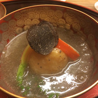 赤坂 菊乃井 - 定番のトリュフ掛け腕もの
                赤ワインにも、シャンパンにも、日本酒にも、よく合います