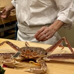 鮨 やすみつ - まだ元気に動いてるズワイガニ！