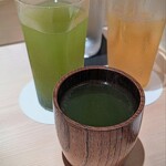 たかおか - 昔かたぎのお鮨屋さんで、お茶は代金を取りません。本当に申し訳無いです。千葉の湧き水で水出しのほうじ茶と緑茶。熱いお茶もすぐ差し替えて下さいます。千葉産のお茶を自らブレンドされるそうです。