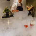 GRAND COMPTOIR - デザートの仕上げは苺果汁を目の前で凍らせて煙がモクモクと言う演出があります。