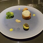 GRAND COMPTOIR - ○Entree froide 冷前菜　帆立
      帆立のピューレはとてもスモーキー。
      まわりは春巻きのかわ。
      菊芋や山葵などのソース。