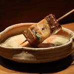 鮨処 乾杯 - ＜焼物＞ 天然ぶりと九条ねぎの幽庵焼串