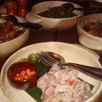 amanpulo - 料理ののったお皿がならぶずら～
今日の夜はフィリピン流で手で食べてくださいとのことずら・・