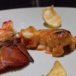 GRAND COMPTOIR - 身は燻製香たっぷりで歯応えが良い。
      丁度良い火入れでプリプリ。
      腕はボイルしたもの。
      アメリケーヌソースにゆりねのピューレ。