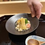 帰燕 - 筍　海老芋の饅頭　菜の花　麩　海老そぼろ餡
      