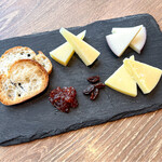 Bar Espanol LA BODEGA - -スペイン産チーズ3種盛り合わせ