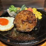 万両 肥後橋店 - 濃紅目玉焼きハンバーグ