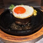 万両 肥後橋店 - 濃紅目玉焼きハンバーグセット1,200円　スープ、ライス付　ライスお代わり自由