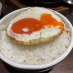 万両 肥後橋店 - 目玉焼きオン