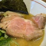 らー麺屋 バリバリジョニー - チャーシューは厚くて柔らかい。箸とレンゲで切ることができます。美味しいヤツ。
