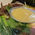 らー麺屋 バリバリジョニー - 芹の話をジョニーさんとお客様がちょうどなさってた。盗み聞きごめんなさい。小松菜も良い茹で加減。キクラゲコリコリ。こういう一つ一つを大切にすると美味しいが出来上がるよね。大事。