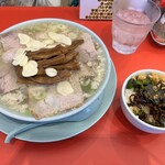 ラーメン ねぎとん - 全貌。ニンニクは目の前でスライサーで削ってもらえます
