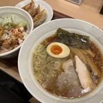 麺処直久 丸の内オアゾ店 - こく旨らーめん 醤油
                                小ラー飯+3個餃子セット
