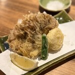 SOBA ABIRU - 舞茸天麩羅1個と、本日のおすすめ無添加カマンベールチーズ天麩羅（めっちゃトロトロ垂れる美味しさ）