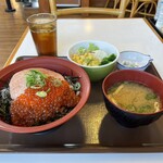 すき家 - 料理写真:いくらまぐろたたき丼　サラダセット