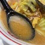 蒙古タンメン中本 - スープは甘さもありニンニク炒め野菜の香ばしさもあり美味しい
