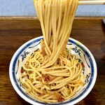 ゴールデンタイガー - 麺の下のカエシに黄身を潰して加え鰹節と共にかき混ぜる