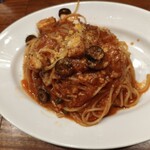 イタリアンバル AMIGO - 燻製したカジキマグロとブラックオリーブケッパーのトマトソース