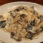 イタリアンバル AMIGO - 牡蛎とほうれん草のクリームスパゲティ大盛り