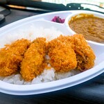 国産の若鶏 やきとりザンギNo.1 - スパイスカレー＋牡蠣フライ