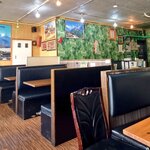 ムスタング タカリ - テーブル席が並ぶ店内。