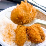 国産の若鶏 やきとりザンギNo.1 - スパイスカレー＋牡蠣フライ