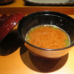 鮨龍尚 - 白身魚のあらと、牡丹海老の焼いた頭を出汁にした味噌汁。