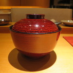 鮨龍尚 - 白身魚のあらと、牡丹海老の焼いた頭を出汁にした味噌汁。