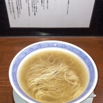 らぁめん 信 - 「塩かけ」の潔さ（麺とスープのみで具材は一切無い）麺とスープに絶対の自信があるから成せるメニューだ。