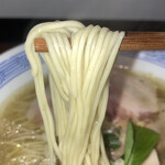 らぁめん 信 - こだわりの自家製の極細麺。食べ進むにつれて、トロけるような甘美な食感がたまらない。