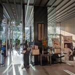 ル ミュゼ ドゥ アッシュ - お店の前。ひときわ目立つ辻口シェフのポスター笑