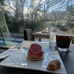 ル ミュゼ ドゥ アッシュ - 天井まで届く大きな窓からの、明かりの差し込みと緑が眩しいです。